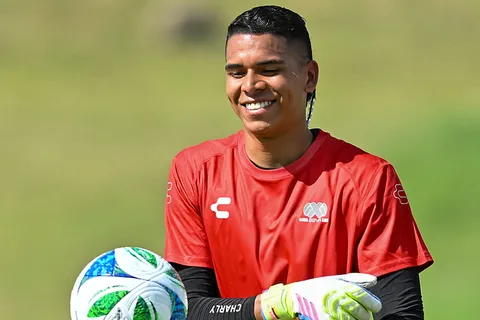 Nicolás Larcamón espera con los brazos abiertos a su portero estrella.
