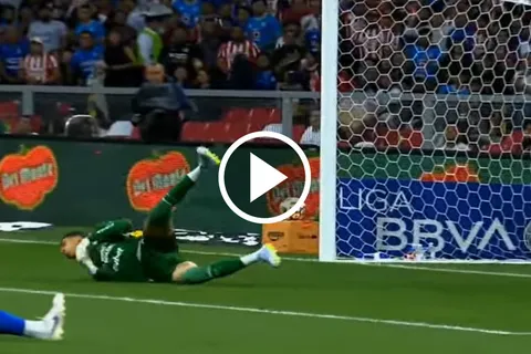 Kevin Mier falló en la respuesta y ayudó a Chivas para ponerse en ventaja ante Cruz Azul.