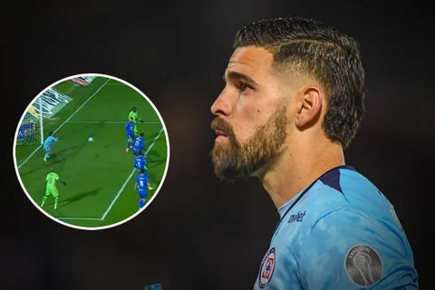 Andrés Gudiño sostuvo la portería de Cruz Azul con atajadas clave ante Juárez.