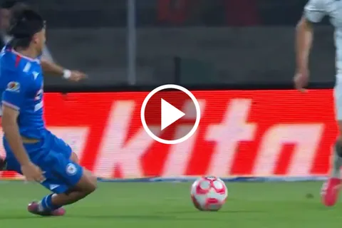 Luka Romero pierde la cabeza: la entrada criminal que le costó la roja en el Cruz Azul vs. Gallos