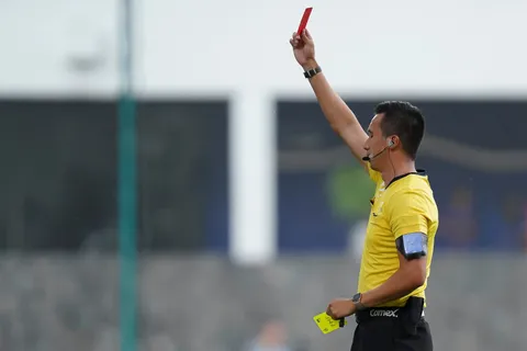 POLÉMICA EXPULSIÓN: Cambian amarilla por roja directa, ¡sin VAR!
