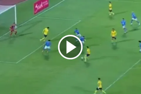 América aprovechó un error de Cruz Azul y marcó el empate parcial.
