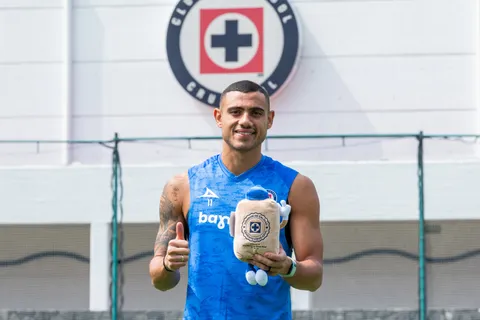 Giakoumakis fue elegido por la afición como el mejor jugador de Cruz Azul: los dos cracks a los que les ganó