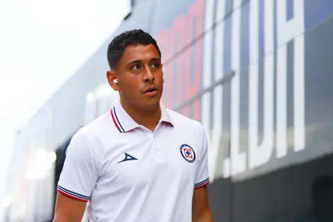 Luis Romo, entre Cruz Azul y Chivas.