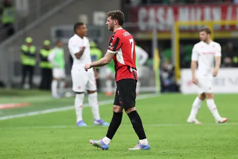 Revelan qué sería del futuro de Santi Giménez en Milan.