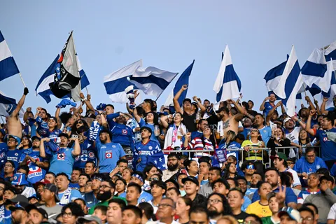"Al griego lo deben sentar": Afición de Cruz Azul pide la titularidad de Amaury Morales en el Clásico