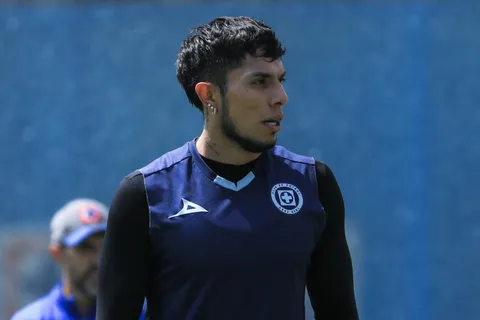 Incierto futuro del Titán: ¿Carlos Salcedo se queda sin cobrar su salario en Cruz Azul?