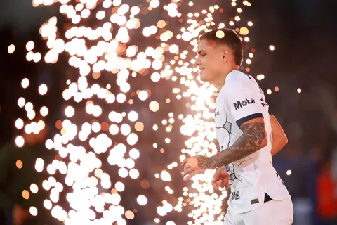 Afición de Pumas explota por primer gol del Toro Fernández con Cruz Azul
