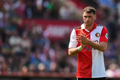 Santiago Giménez renovó con el Feyenoord hasta 2027