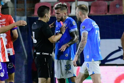 Piovi vio la roja y desató un gran problema en Cruz Azul.