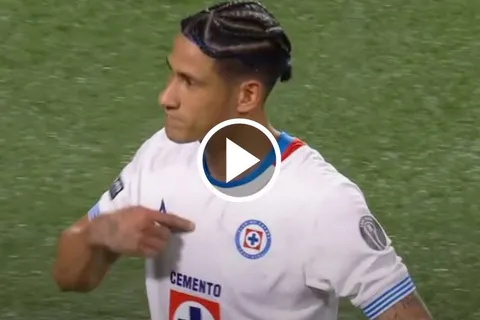 ¿Se queda? El gesto de Uriel Antuna tras marcar su penal
