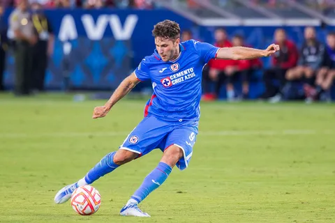 La humilde compra de Santiago Giménez con su primer sueldo en Cruz Azul
