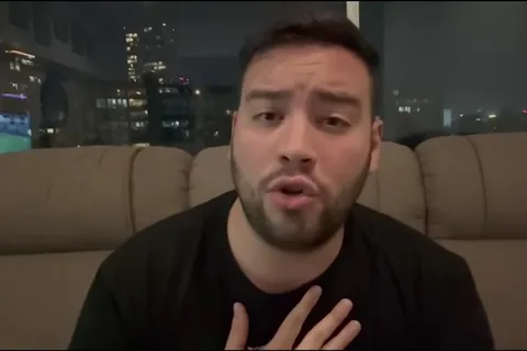 Adrián Esparza le mete "presión" a un jugador de Cruz Azul.