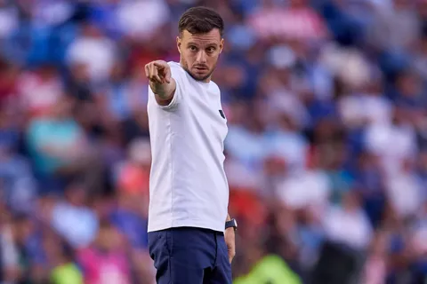 Martín Anselmi mete mano en el equipo para enfrentar a La Franja.