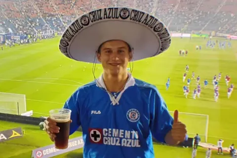 La historia del polaco que se hizo aficionado de Cruz Azul