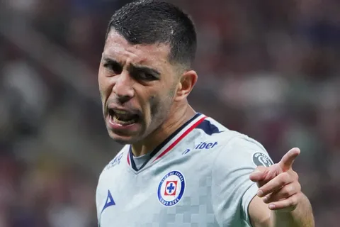Lira todavía no define su futuro en el conjunto cementero.