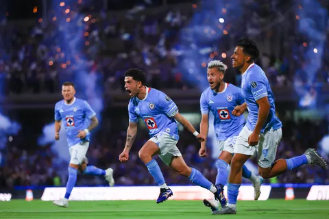 La afición cayó rendida a los pies de este titular en el Cruz Azul vs. América.