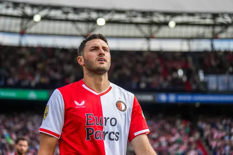 Santi Giménez renovó con el Feyenoord hasta 2027