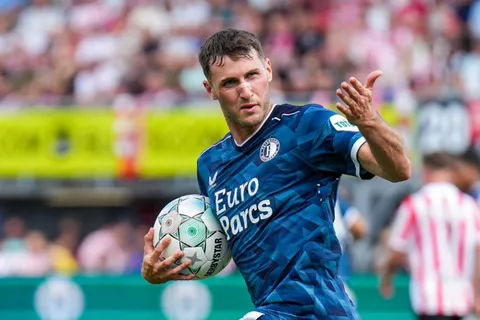 Santiago Giménez es la figura del Feyenoord