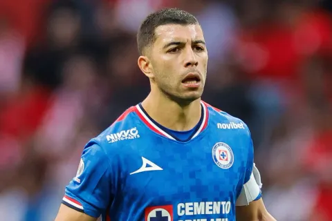 Erik Lira defendió a Nicolás Larcamón tras los pitidos de la afición