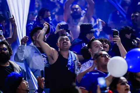 La afición de Cruz Azul ha tenido que adaptarse a las constantes mudanzas de "casa".