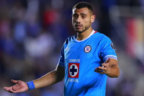 El delantero griego tendría los días contados en Cruz Azul.