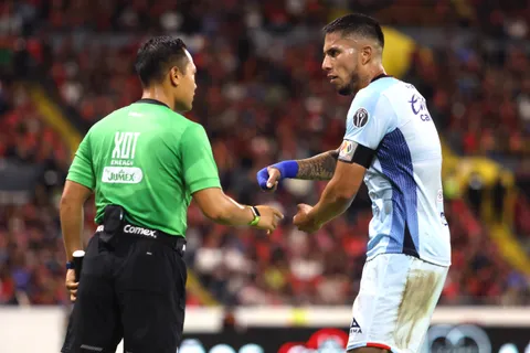 "Una falta de respeto": Afición de Cruz Azul estalla por la capitanía de Carlos Salcedo