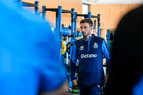 Martín Anselmi se prepara para disputar el Mundial de Clubes con Porto.