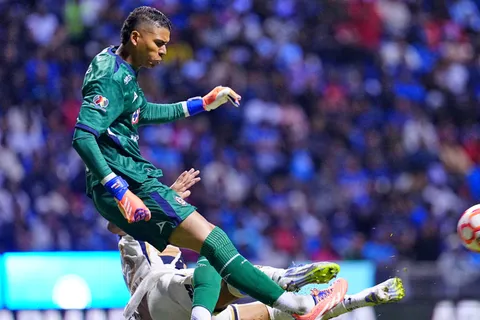 El colombiano aguarda por su regreso al primer equipo.