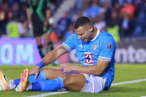 Giakoumakis se lamenta tras lesionarse otra vez.
