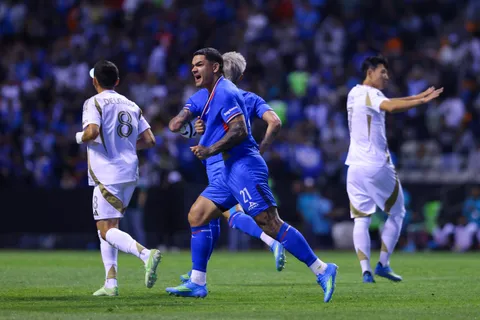 Cruz Azul busca renovar al Toro Fernández, que finaliza contrato en diciembre.