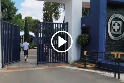 Entra a pie a La Noria de Cruz Azul y saluda a la afición.