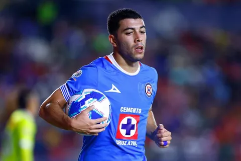 Erik Lira reveló detalles de su renovación con Cruz Azul