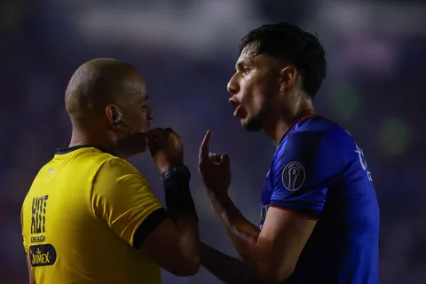 "Exagera demasiado": Los audios del VAR y por qué Cruz Azul se salvó de un penal ante Pumas