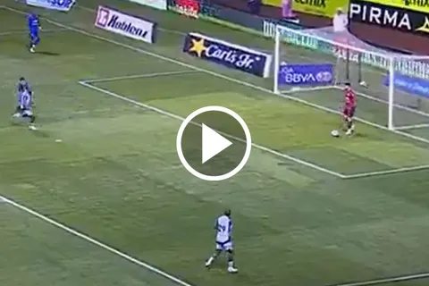 Andrés Gudiño le sirvió el gol a Salomón Rondón tras un error en la salida de Cruz Azul.