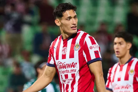 Chiquete Orozco, en el centro de la tormenta en Chivas.