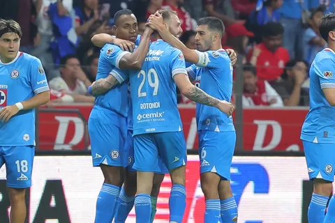 Cruz Azul festeja un gol de Rodolfo Rotondi en la J17 ante Toluca.