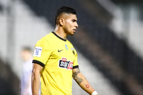Máxima tensión entre Orbelín Pineda y el AEK Atenas: el club amenazó al agente del jugador