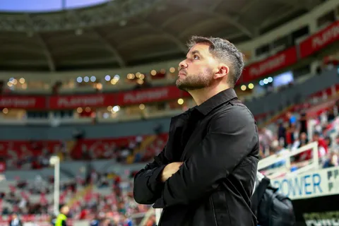 Nicolás Larcamón buscará traer la décima estrella nacional a Cruz Azul en el Apertura 2025.