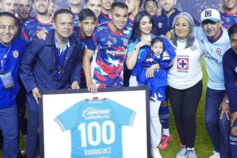 El reconocimiento de Velázquez para Charly Rodríguez.