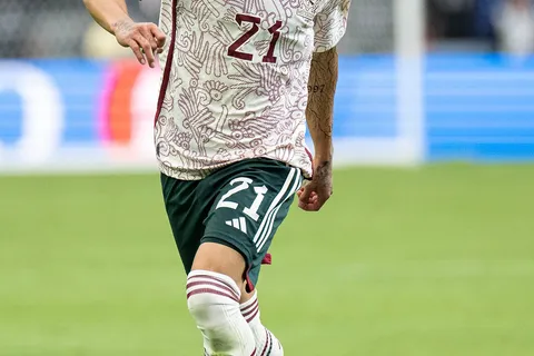 Uriel Antuna, titular en México.