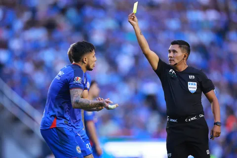 "La vida revuelta de Carlos Salcedo": El caso del todavía jugador de Cruz Azul llega a España