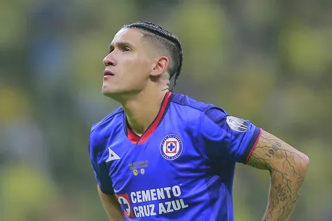 Por esto se detuvo la venta de Uriel Antuna al AEK Atenas