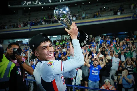 Omar Campos levanta la mano para la Selección Mexicana.