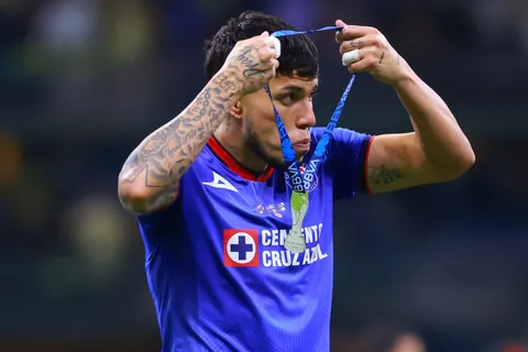Carlos Salcedo en lamento tras perder la final ante América.