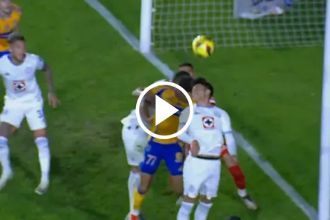 Omar Campos estuvo a punto de hacer el autogol del año en la derrota de Cruz Azul contra Tigres