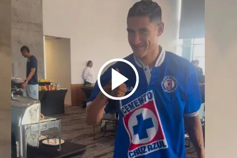 Uriel Antuna enloqueció a la afición de Cruz Azul con esta playera