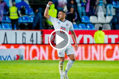 El detalle de Giorgos Giakomakis con la afición tras su doblete