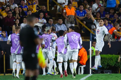Dos goles de Cruz Azul entre los mejores del Clausura 2025: Hasta Mikel Arriola los destacó