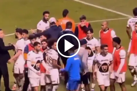 Solo un jugador de Cruz Azul fue a encarar a Carrasquilla tras el final de juego contra Pumas